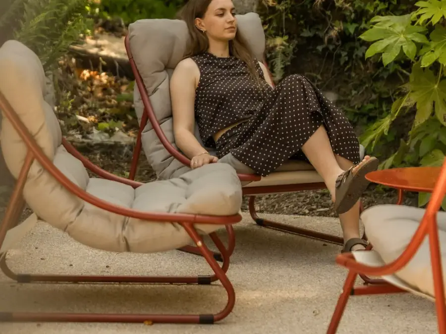 Moment de pause dans un jardin, transat orange.