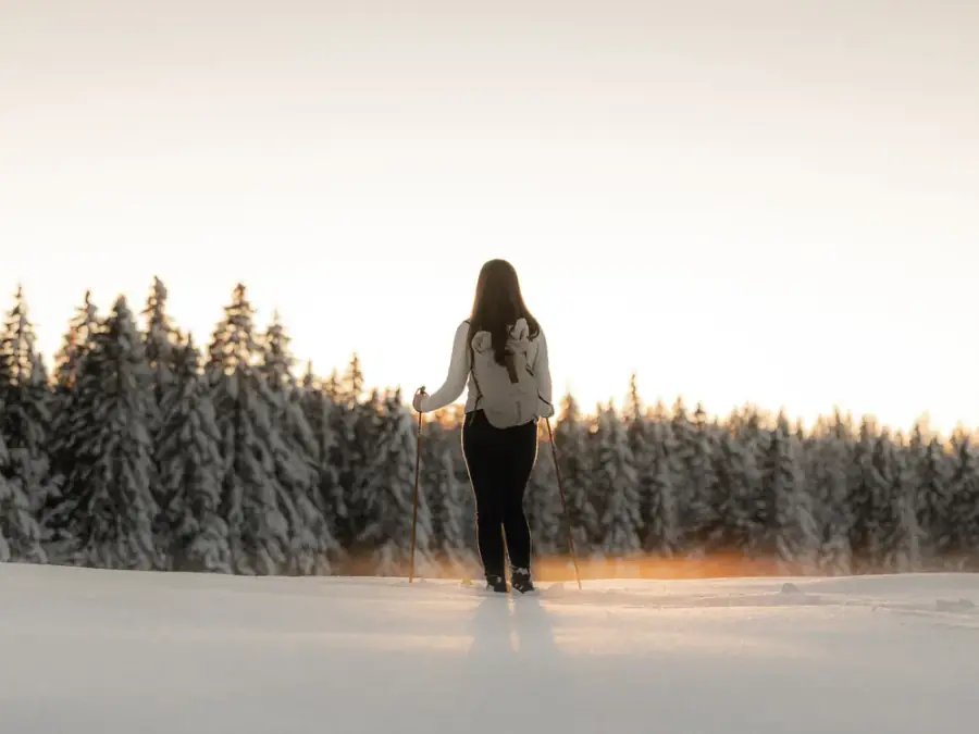 Marche dans la neige au soleil couchant.